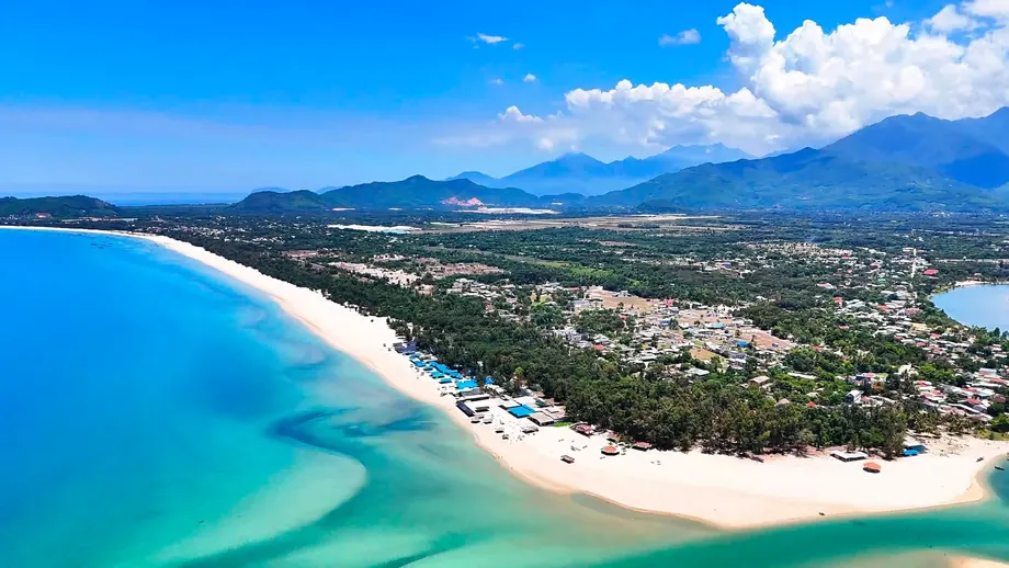 Bãi biển và núi nhìn từ trên cao