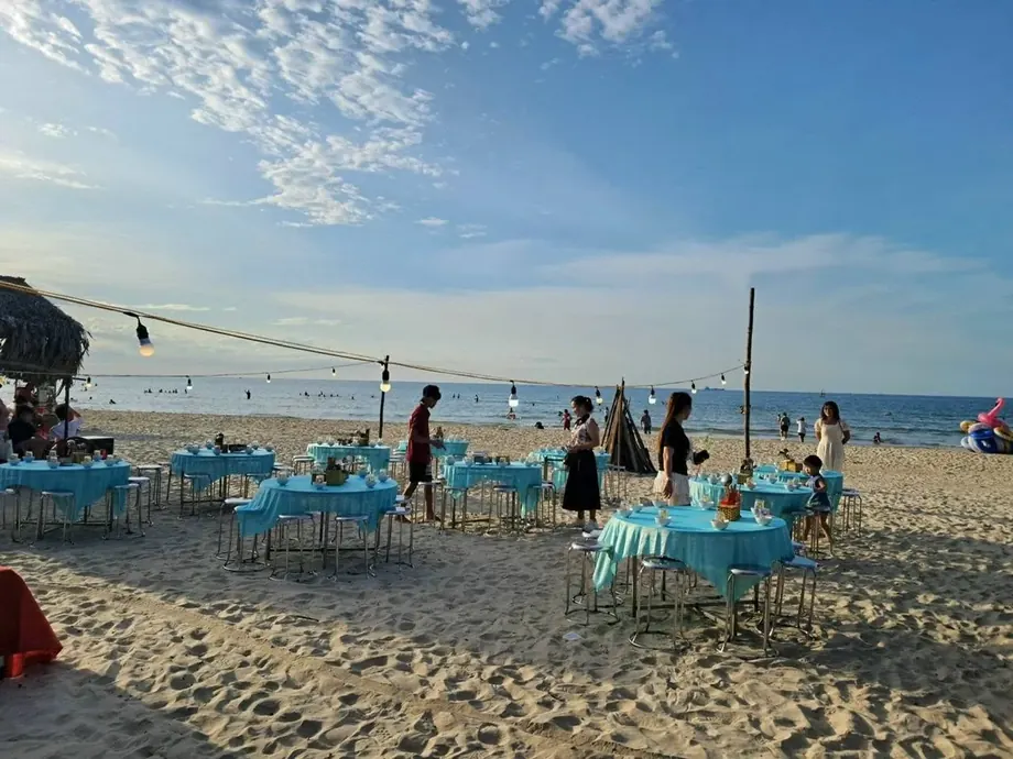 Tiệc bên biển